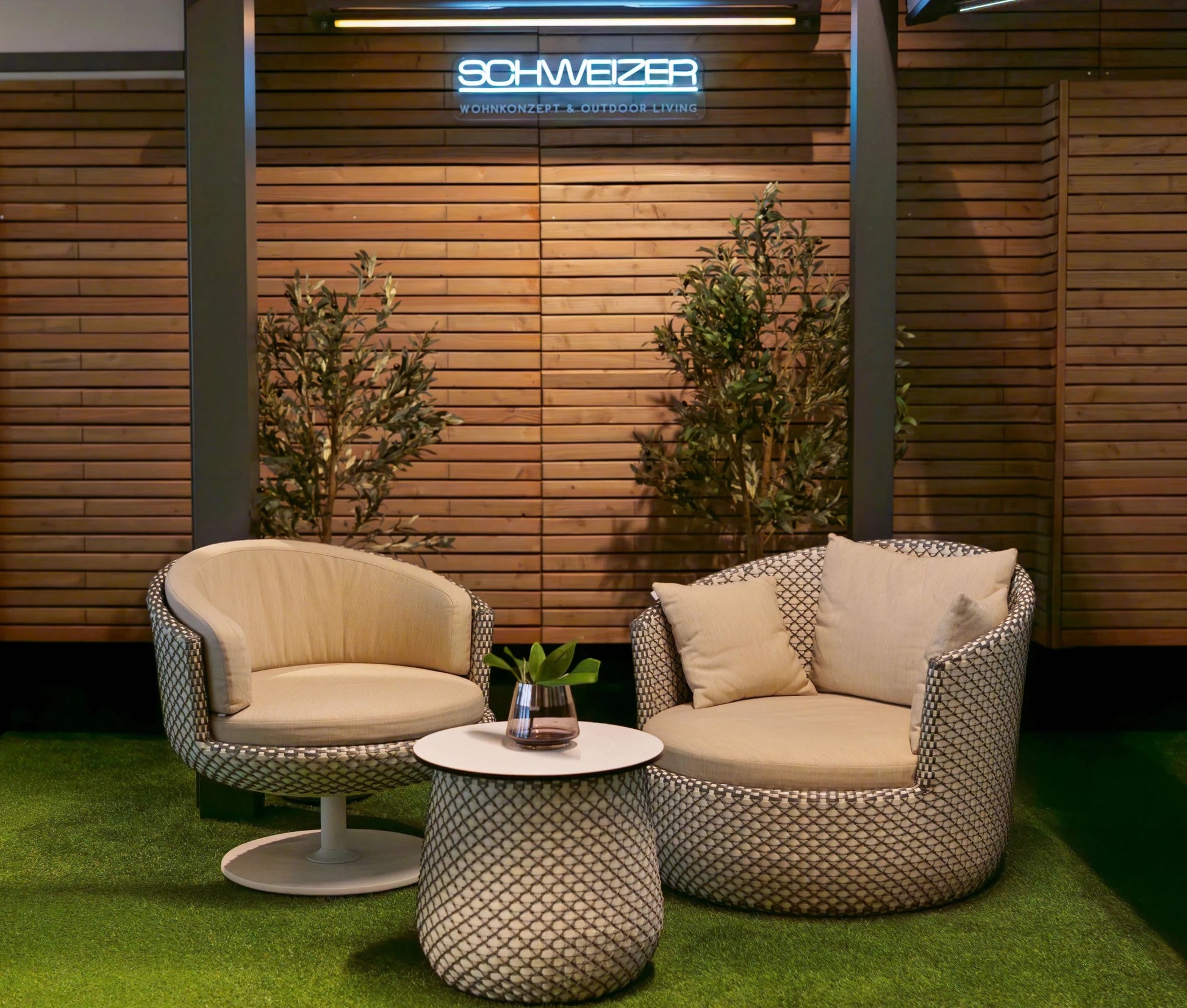 BLOOM Outdoor Lounge Set – Table & Lounge Chairs - Schweizer Wohnkonzept