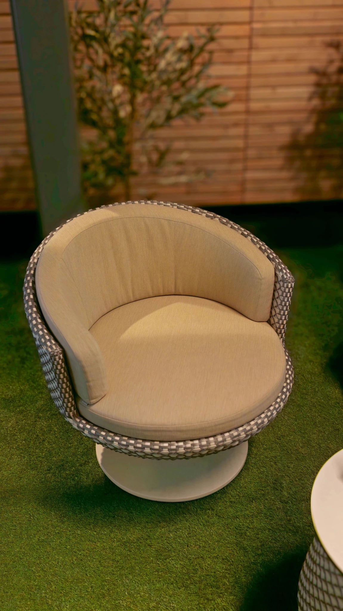 BLOOM Outdoor Lounge Set – Table & Lounge Chairs - Schweizer Wohnkonzept