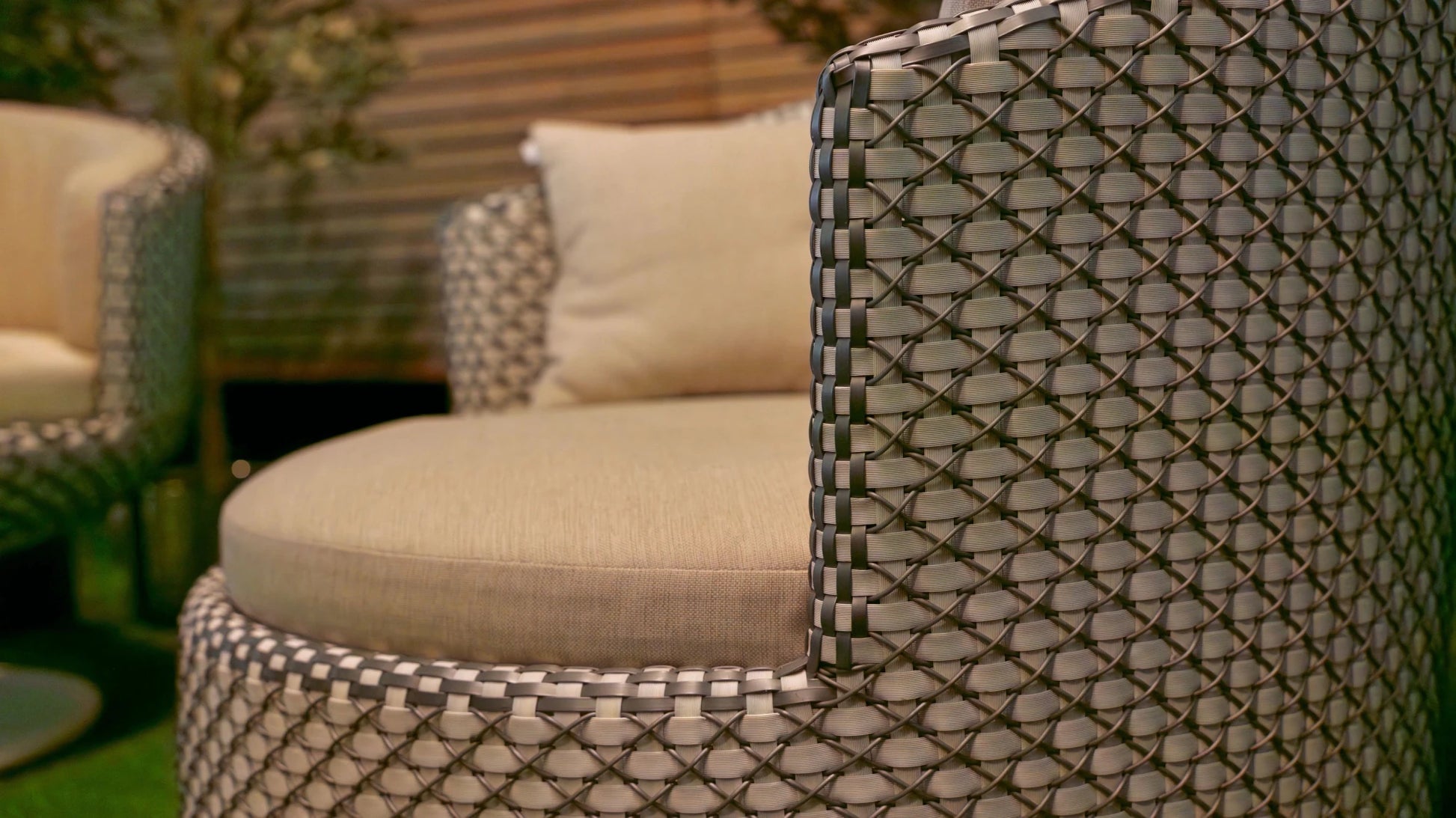 BLOOM Outdoor Lounge Set – Table & Lounge Chairs - Schweizer Wohnkonzept