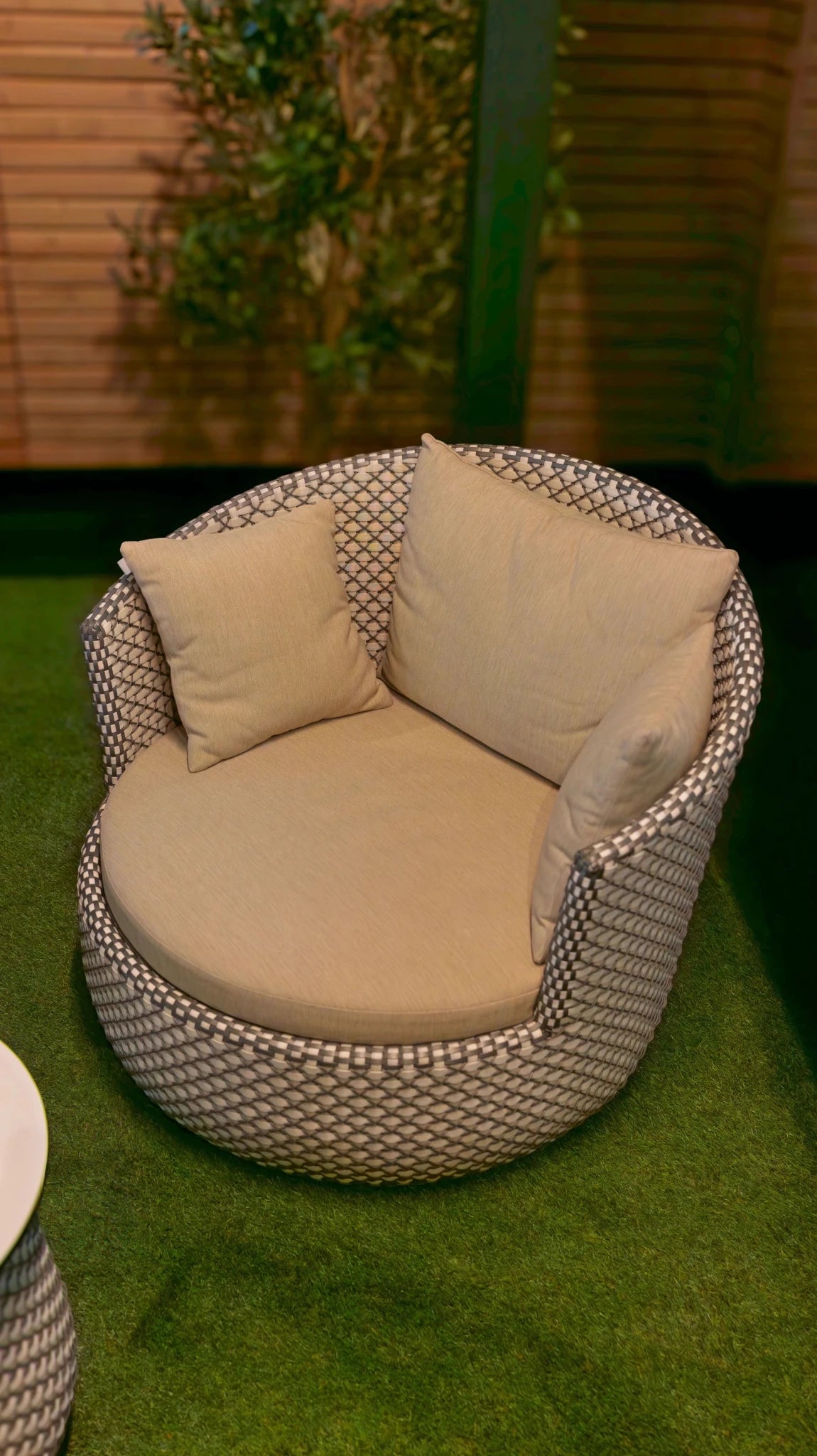 BLOOM Outdoor Lounge Set – Table & Lounge Chairs - Schweizer Wohnkonzept